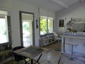 a kitchen with a table and chairs in a room at Les Lebes - La petite maison in Sempesserre