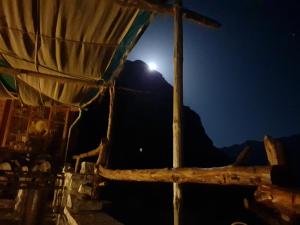 パピンゴにある5korfes papingoの夜の小屋からの月の眺め