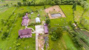 una vista aerea di una tenuta con un'azienda agricola di Pensiunea Casa Maria a Corbeni