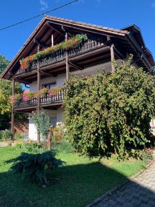 una casa con un balcón con flores. en Gästehaus zum Rhein, en Rheinhausen