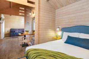 um quarto com uma cama e uma sala de jantar em The Village- Jordan Riverside Travel Hotel em Sede Neẖemya