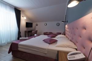 Кровать или кровати в номере Hotel Perla