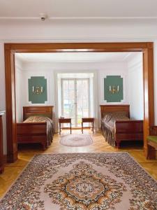 una camera con 2 letti e un tappeto di Hotel butikowy Pałac Jabłonna a Jablonna