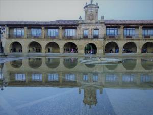 een gebouw met een reflectie in een plas water bij Parador de Santo Domingo de la Calzada in Santo Domingo de la Calzada