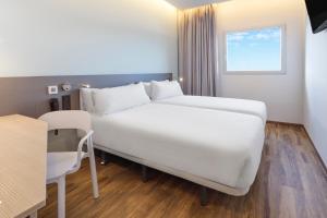 Postel nebo postele na pokoji v ubytování B&B HOTEL Madrid Alcorcón