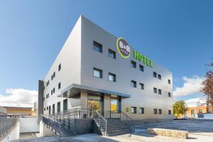 un edificio de oficinas con un cartel en el costado en B&B HOTEL Madrid Alcorcón, en Alcorcón