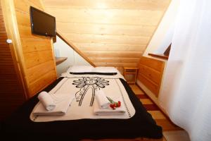 Cette petite chambre comprend un lit dans une cabine. dans l'établissement Dom Z Witrażami, à Bukowina Tatrzańska 72 autres photos