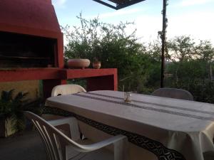 una mesa y sillas con un mantel blanco en Los Frutales en Villa Carlos Paz