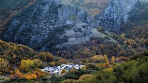 a small village in a valley in the mountains at Fogar Mozárabe in Peñalba de Santiago