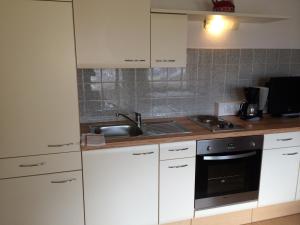 A kitchen or kitchenette at Haus Eiter