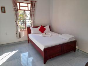 Postel nebo postele na pokoji v ubytování Minh Ngoc Hotel