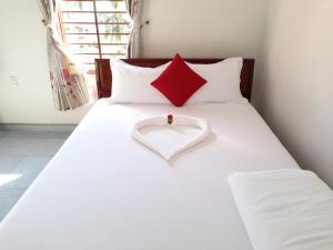 Postel nebo postele na pokoji v ubytování Minh Ngoc Hotel