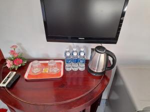 Příslušenství pro přípravu čaje a kávy v ubytování Minh Ngoc Hotel
