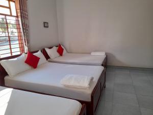 Postel nebo postele na pokoji v ubytování Minh Ngoc Hotel