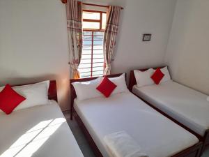 Postel nebo postele na pokoji v ubytování Minh Ngoc Hotel