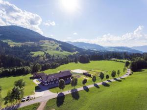 een luchtzicht op een groot gebouw in een groen veld bij Berghütte Burgweghof Jugendgästehaus in Westendorf