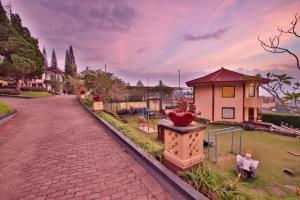 Kebun di luar The Jayakarta Cisarua