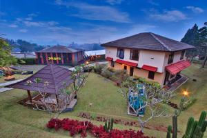 Kebun di luar The Jayakarta Cisarua