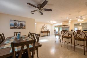 - une salle à manger et un salon avec une table et des chaises dans l'établissement New York Avenue Rancher, à Sarasota