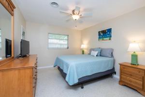 - une chambre avec un lit et une télévision à écran plat dans l'établissement New York Avenue Rancher, à Sarasota