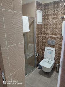 La salle de bains est pourvue d'une douche et de toilettes. dans l'établissement Dempa Hotel, à Istanbul