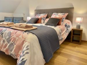 twee bedden naast elkaar in een slaapkamer bij LA GIENDROTAIS in Corseul