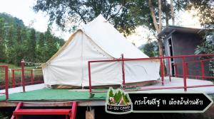 une tente sur une terrasse avec une table et une chaise dans l'établissement Li-su Camp at Samoneng, à Samoeng