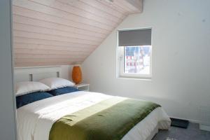 ein Schlafzimmer mit einem großen Bett und einem Fenster in der Unterkunft Budget rooms Pilatus - Alpnachstad in Alpnachstad