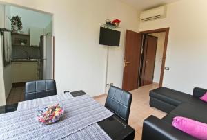 una sala da pranzo con tavolo e sedie e una cucina di San Pietro's Home a Roma