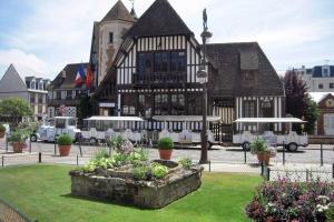 a large building with a garden in front of it at MAISON MODERNE ET SPACIEUSE AU CENTRE DE DEAUVILLE in Deauville