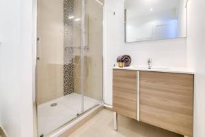 a bathroom with a shower and a sink at MAISON MODERNE ET SPACIEUSE AU CENTRE DE DEAUVILLE in Deauville +12 photos
