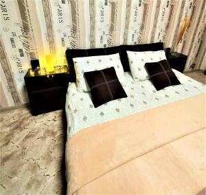 um quarto com uma cama grande e 2 almofadas em Атмосферная 1-к квартира м Левобережная em Kiev