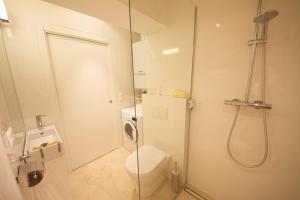 ウィーンにあるHoheschule Apartment Kaprioleのバスルーム(トイレ、ガラス張りのシャワー付)