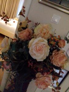 勒什諾夫的住宿－Casa Maria Roses，一张桌子上一束粉红色玫瑰
