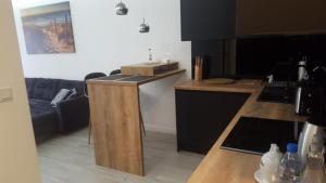 uma cozinha com armários pretos e uma bancada em Apartament Skarbowa 2 em Leszno