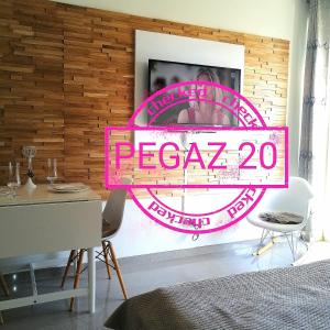 a room with a sign that reads peza at Villa Pegaz 20,150m vom Strand entfernt in Świnoujście