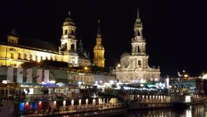 vistas a una ciudad por la noche con edificios en Ferien-bei-Seifert en Dresden