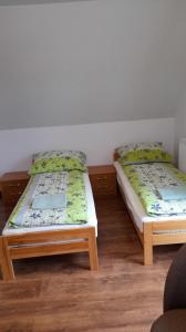 Odrowąż的住宿－Agroturystyka Pokoje u Zosi，两张睡床彼此相邻,位于一个房间里