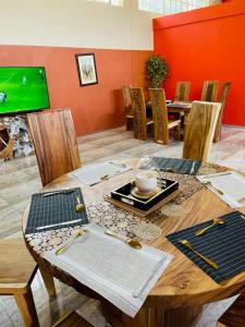 uma sala de jantar com uma mesa de madeira e cadeiras em zig zag self catering accommodation em Ladysmith