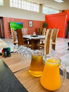 uma mesa com copos de sumo de laranja em zig zag self catering accommodation em Ladysmith