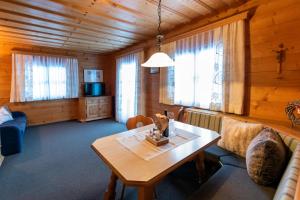 salon ze stołem i kanapą w obiekcie Appartments Jandlbauer w mieście Wagrain