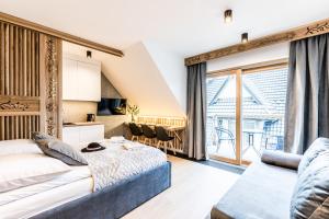 מיטה או מיטות בחדר ב-Białka Residence Ski - 100m do Termy Bania
