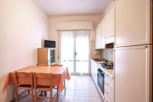 een kleine keuken met een tafel en een koelkast bij Agenzia Vear Villa Marina in Lido delle Nazioni