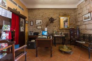 a room with a desk with a computer on it at Hotel Palacio Guzmanes in Baños de la Encina