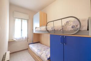 een slaapkamer met 2 stapelbedden en een raam bij Agenzia Vear Villa Marina in Lido delle Nazioni