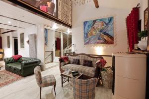 ein Wohnzimmer mit einem Sofa und einem Tisch in der Unterkunft Loft Giuly in Vignanello