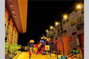 een speeltuin in een gebouw 's nachts met verlichting bij Studio Stays in Surat