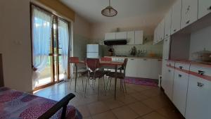 Una cocina con una mesa y sillas en una habitación. en Chateau et Soleil, en Challand Saint Victor
