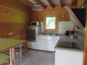 A kitchen or kitchenette at Gîte Autre Ruche