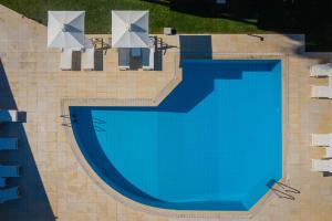 Uitzicht op het zwembad bij Akrogiali Beach Hotel Apartments of in de buurt